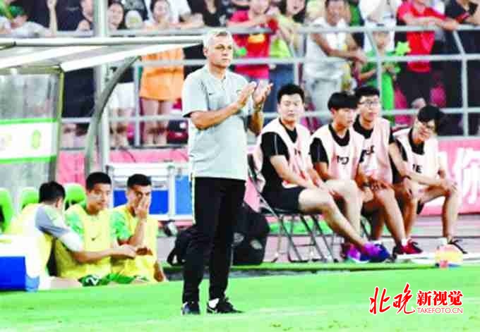 法兰克福新帅首秀开门红  
